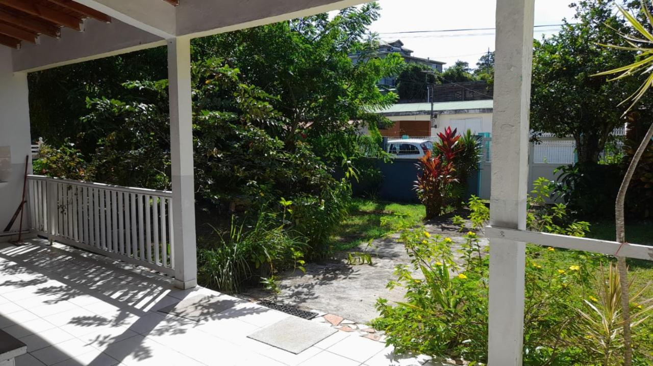La Petite Maison, Spacieuse, Avec Jardin / Parking Sainte-Rose Exterior photo
